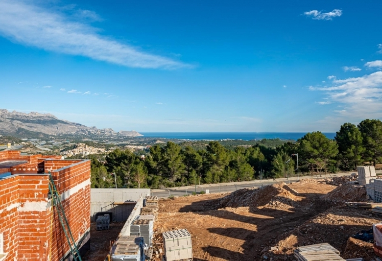 Villa de nueva construcción de una planta y piscina privada en Polop