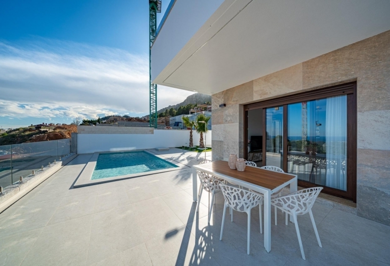 Villa de nueva construcción de una planta y piscina privada en Polop