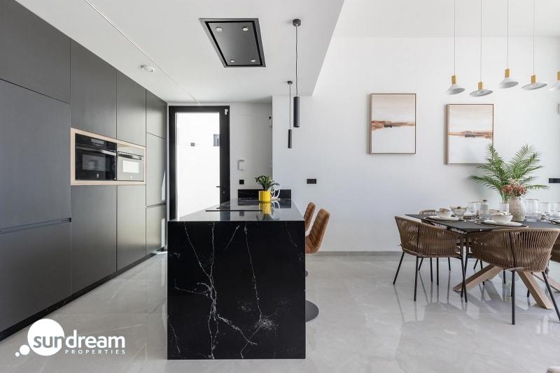 Chalet de una planta con 3 dormitorios y piscina privada en Torrevieja