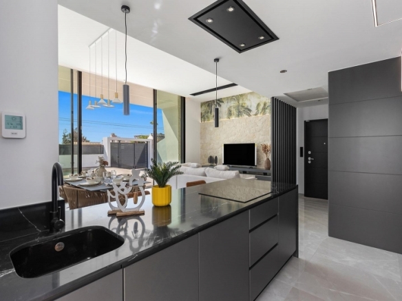 Chalet de una planta con 3 dormitorios y piscina privada en Torrevieja