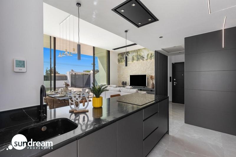 Chalet de una planta con 3 dormitorios y piscina privada en Torrevieja