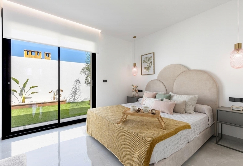 Chalet de una planta con 3 dormitorios y piscina privada en Torrevieja