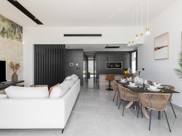 Chalet de una planta con 3 dormitorios y piscina privada en Torrevieja