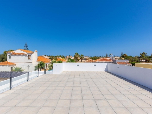 Chalet de una planta con 3 dormitorios y piscina privada en Torrevieja