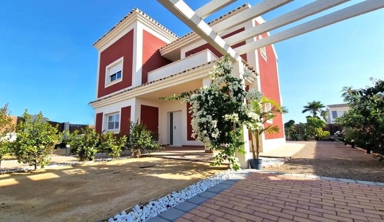 Villa de 4 dormitorios de nueva construcción con solarium y gran parcela en Lorca
