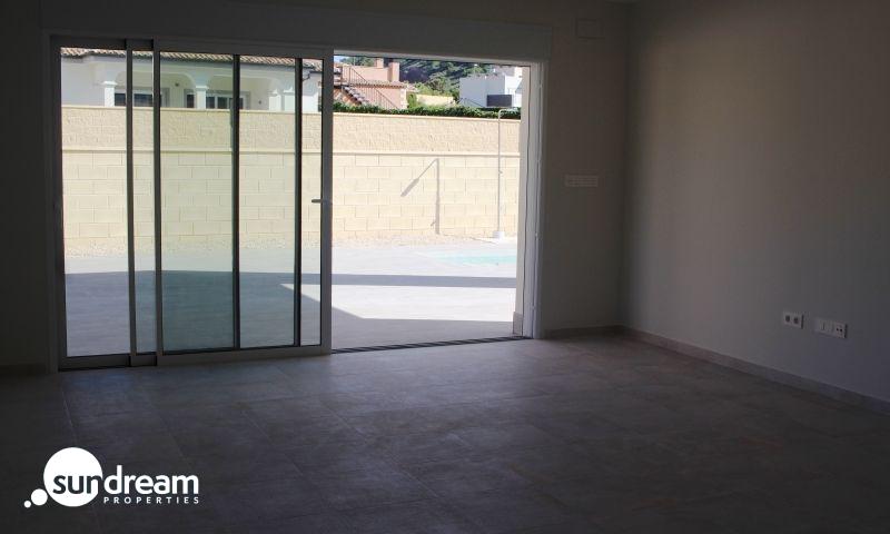 VILLA MODERNA DE NUEVA CONSTRUCCIÓN DE 3 DORMITORIOS Y PISCINA PRIVADA  EN LA ROMANA(ALICANTE)
