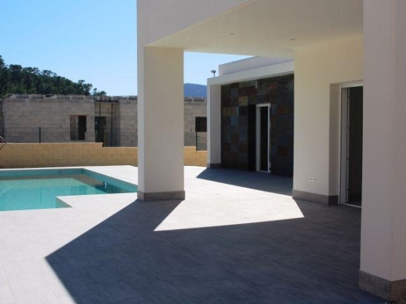 VILLA MODERNA DE NUEVA CONSTRUCCIÓN DE 3 DORMITORIOS Y PISCINA PRIVADA  EN LA ROMANA(ALICANTE)