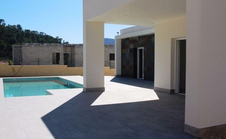 VILLA MODERNA DE NUEVA CONSTRUCCIÓN DE 3 DORMITORIOS Y PISCINA PRIVADA  EN LA ROMANA(ALICANTE)