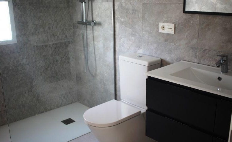VILLA MODERNA DE NUEVA CONSTRUCCIÓN DE 3 DORMITORIOS Y PISCINA PRIVADA  EN LA ROMANA(ALICANTE)