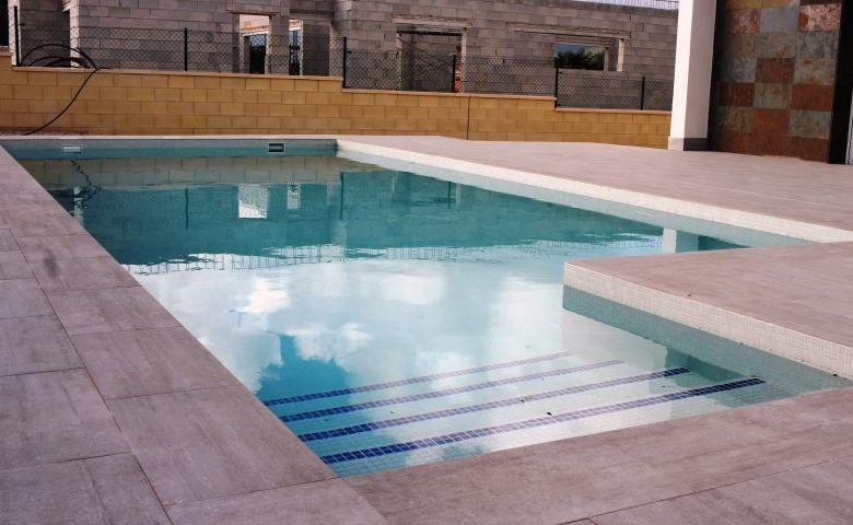 VILLA MODERNA DE NUEVA CONSTRUCCIÓN DE 3 DORMITORIOS Y PISCINA PRIVADA  EN LA ROMANA(ALICANTE)