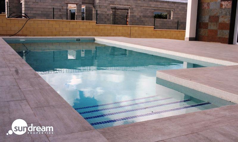 VILLA MODERNA DE NUEVA CONSTRUCCIÓN DE 3 DORMITORIOS Y PISCINA PRIVADA  EN LA ROMANA(ALICANTE)