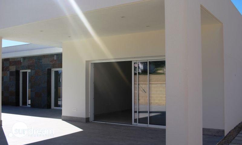 VILLA MODERNA DE NUEVA CONSTRUCCIÓN DE 3 DORMITORIOS Y PISCINA PRIVADA  EN LA ROMANA(ALICANTE)