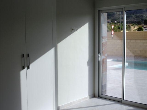 VILLA MODERNA DE NUEVA CONSTRUCCIÓN DE 3 DORMITORIOS Y PISCINA PRIVADA  EN LA ROMANA(ALICANTE)