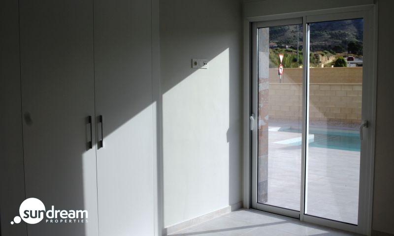 VILLA MODERNA DE NUEVA CONSTRUCCIÓN DE 3 DORMITORIOS Y PISCINA PRIVADA  EN LA ROMANA(ALICANTE)