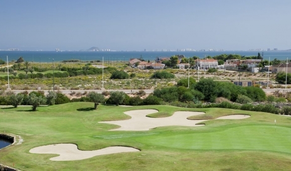 Villa en venta obra nueva con piscina en Los Alcázares