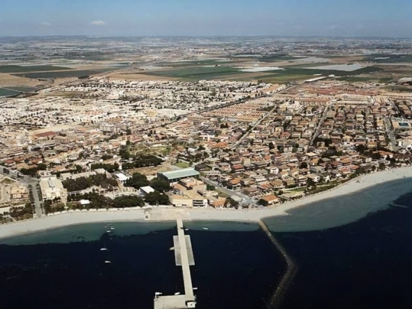 Villa en venta obra nueva con piscina en Los Alcázares