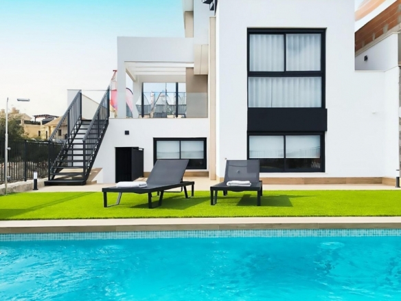 Villa en venta obra nueva en La Finca Golf Algorfa