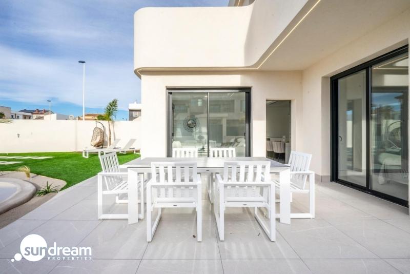 Villa en venta obra nueva con piscina en Torre Pacheco