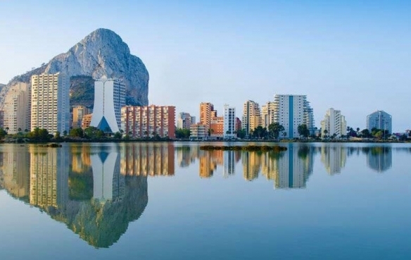 Ático en venta obra nueva con piscina y garaje en Calpe