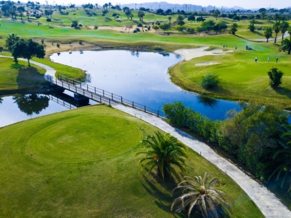 Villa en venta de obra nueva con piscina Golf Orihuela