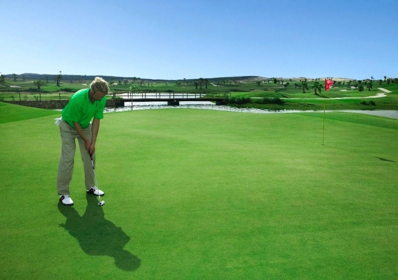 Villa en venta de obra nueva con piscina Golf Orihuela
