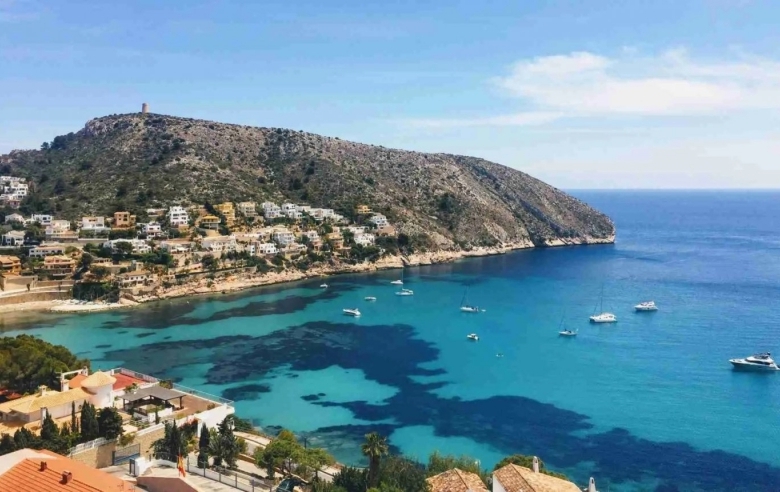 Villa de lujo en venta con piscina y parcela en Moraira