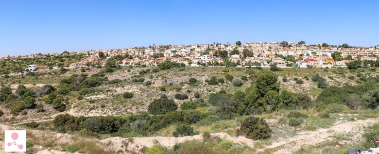 Villa de lujo de 4 dormitorios en una planta con piscina privada y sótano en la urbanización La Marina(San Fulgencio)
