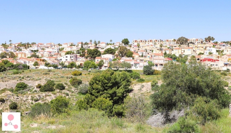 Villa de lujo de 4 dormitorios en una planta con piscina privada y sótano en la urbanización La Marina(San Fulgencio)