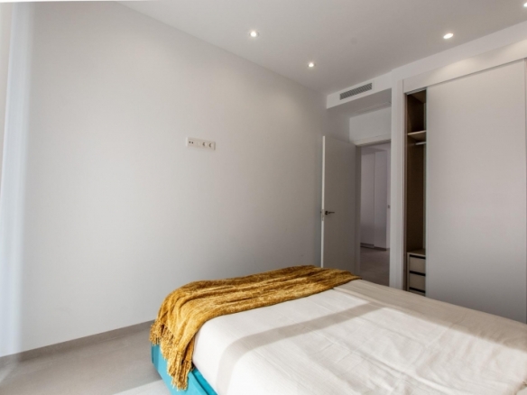 Ático de 3 dormitorios con solarium privado y vistas al mar a a la venta en Finestrat