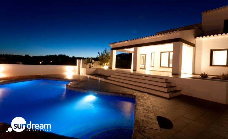 Villa grande en venta con piscina y vistas en Moraira