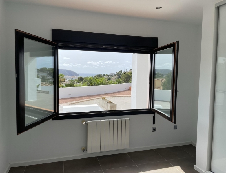 Villa grande en venta con piscina y vistas en Moraira