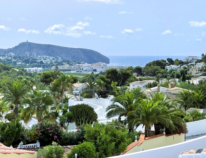 Villa grande en venta con piscina y vistas en Moraira