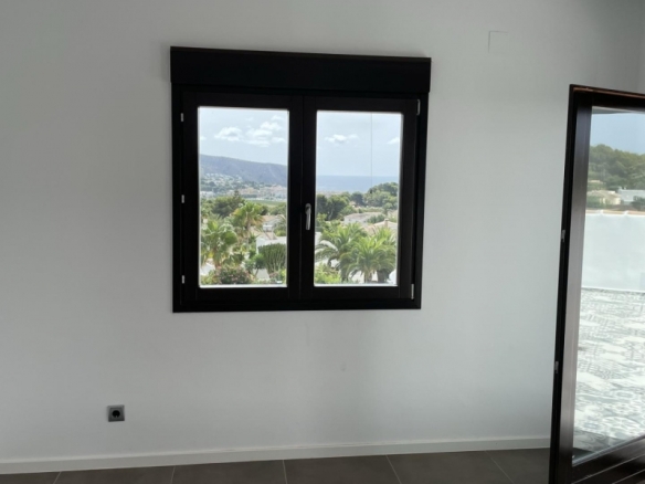 Villa grande en venta con piscina y vistas en Moraira