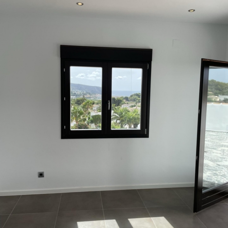 Villa grande en venta con piscina y vistas en Moraira