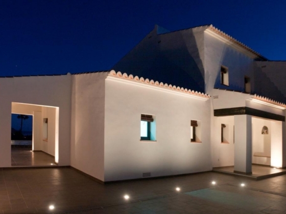 Villa grande en venta con piscina y vistas en Moraira
