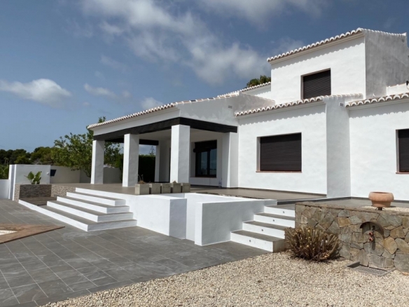 Villa grande en venta con piscina y vistas en Moraira
