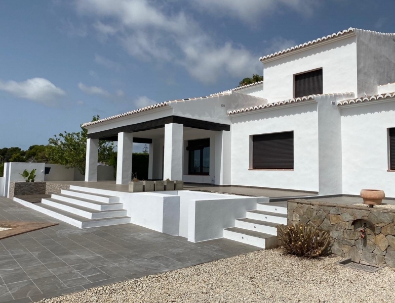 Villa grande en venta con piscina y vistas en Moraira