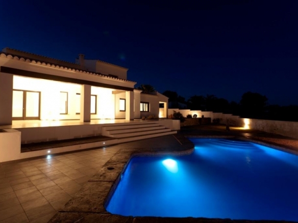 Villa grande en venta con piscina y vistas en Moraira