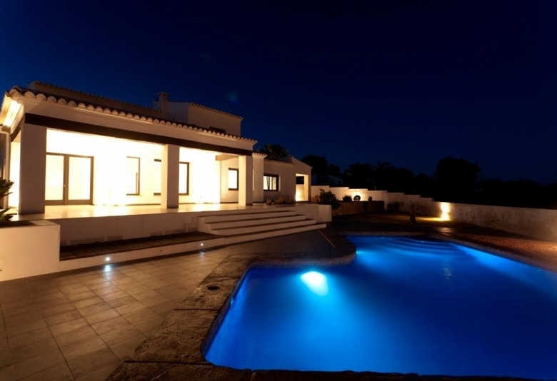 Villa grande en venta con piscina y vistas en Moraira