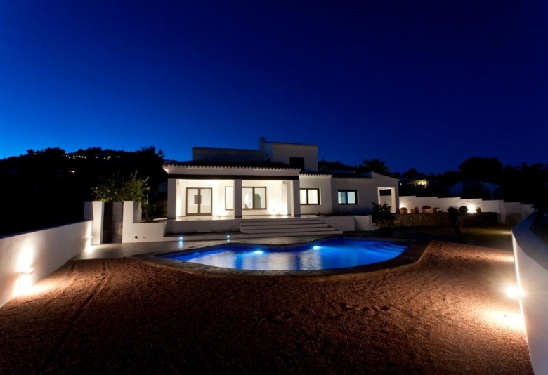 Villa grande en venta con piscina y vistas en Moraira