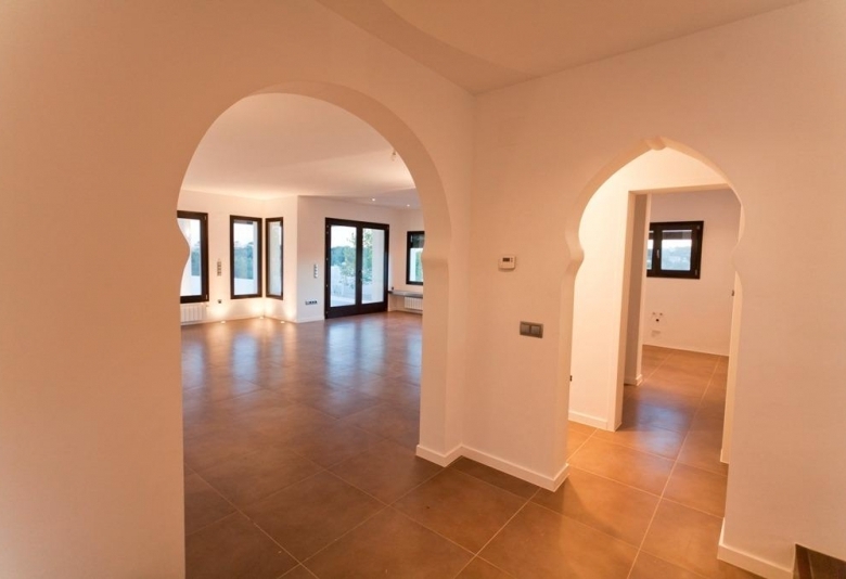 Villa grande en venta con piscina y vistas en Moraira