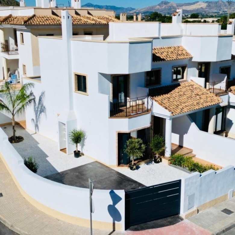 Chalet adosado en venta obra nueva con piscina en Cox