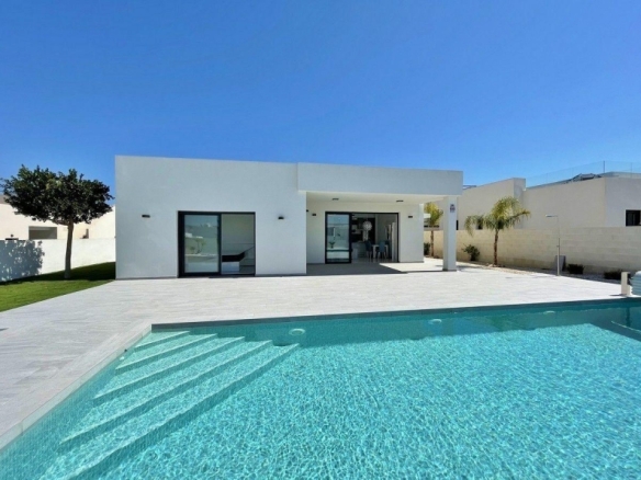 Villa de nueva construción con 3 dormitorios y piscina privada a la venta en Rafal(Alicante)