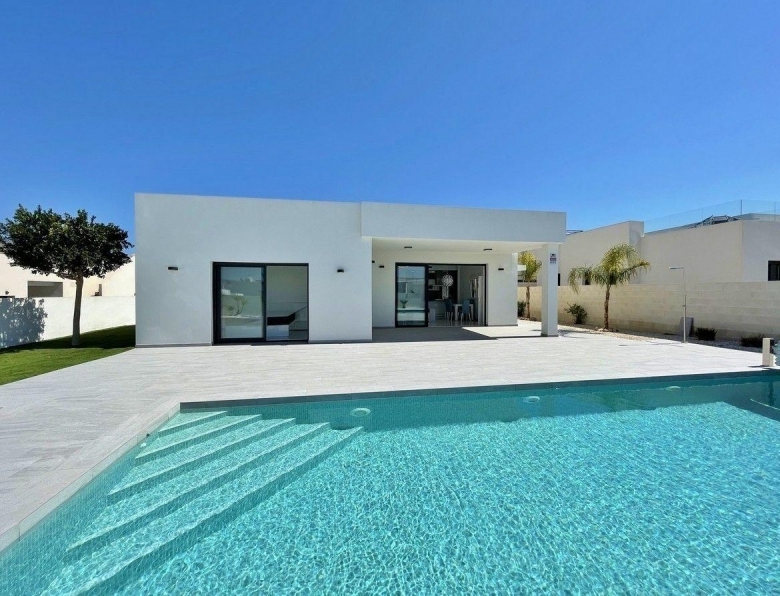 Villa de nueva construción con 3 dormitorios y piscina privada a la venta en Rafal(Alicante)