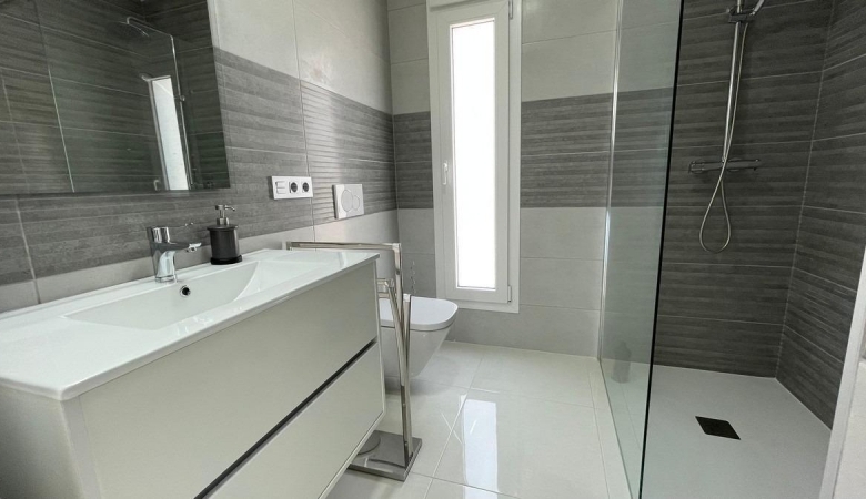 Villa de nueva construción con 3 dormitorios y piscina privada a la venta en Rafal(Alicante)