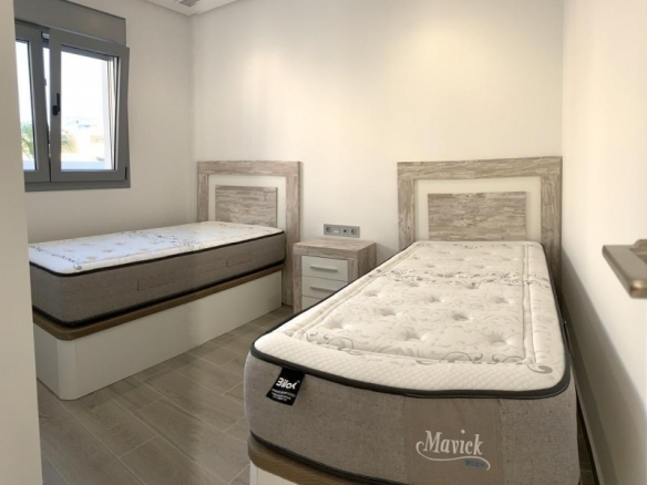 Villa de nueva construción con 3 dormitorios y piscina privada a la venta en Rafal(Alicante)