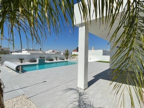 Villa de nueva construción con 3 dormitorios y piscina privada a la venta en Rafal(Alicante)