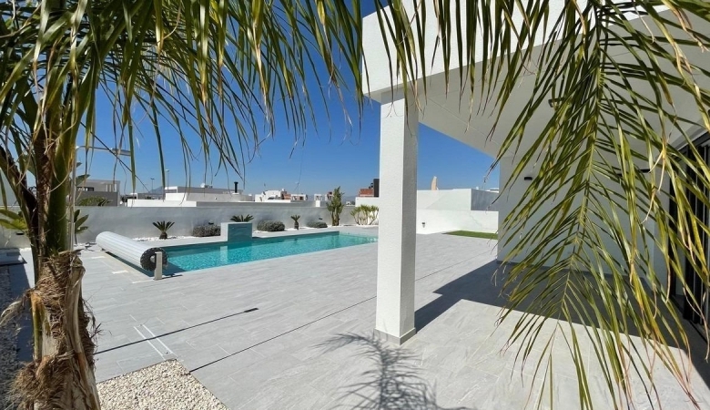 Villa de nueva construción con 3 dormitorios y piscina privada a la venta en Rafal(Alicante)