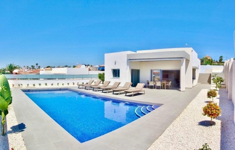 Villa de nueva construción con 3 dormitorios y piscina privada a la venta en Rafal(Alicante)