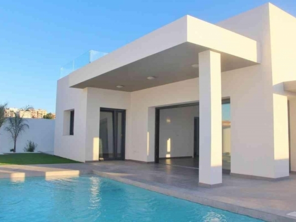 Villa de nueva construción con 3 dormitorios y piscina privada a la venta en Rafal(Alicante)